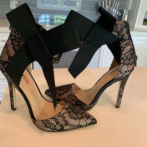Just Fab size 7 high heels with bow accent